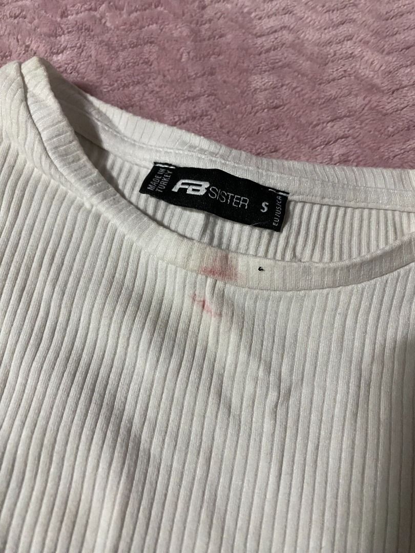 Ribbed Fitted Top (Category: Longsleeves) located in Manila. Submitted by diorellecoeur_xxx02 (Listing ID 1460479051, Image 2). Description: May Lipstick stains but natatanggal naman sya..