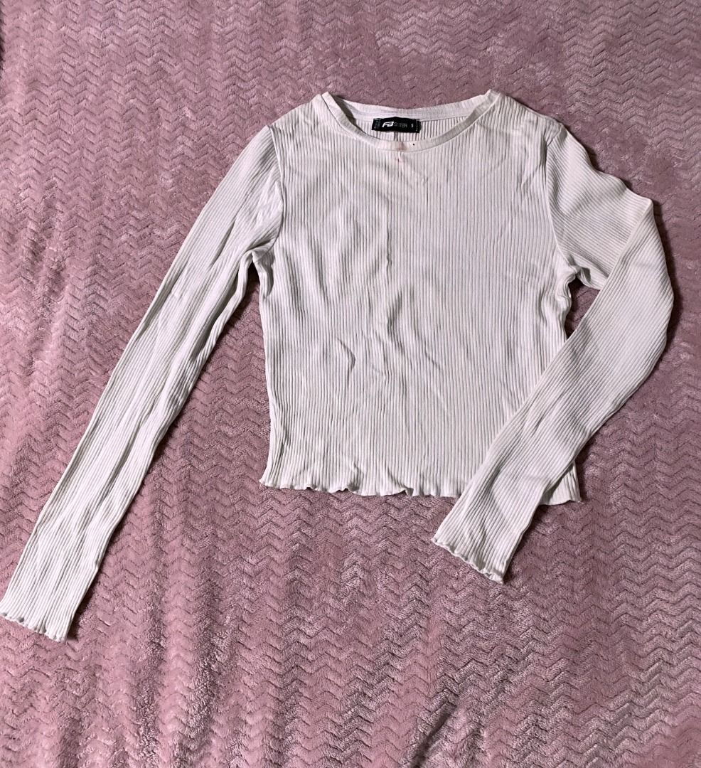 Ribbed Fitted Top (Category: Longsleeves) located in Manila. Submitted by diorellecoeur_xxx02 (Listing ID 1460479051, Image 1). Description: May Lipstick stains but natatanggal naman sya..