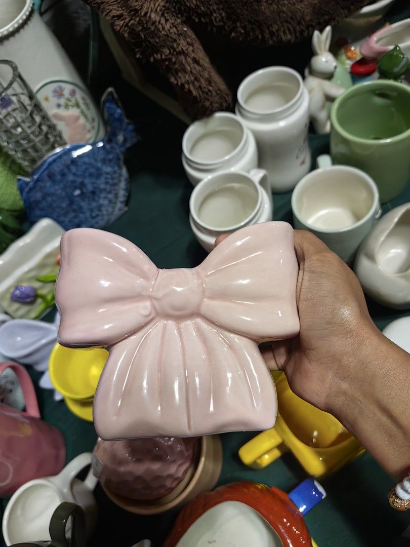 Ribbon vase (Category: Vases & Decorative Bowls) located in Calamba. Submitted by princesspauliney. (Listing ID 1460360626, Image 1). Description: First to pay Message for more information and pictures. Shoppee check out Jnt direct courier.