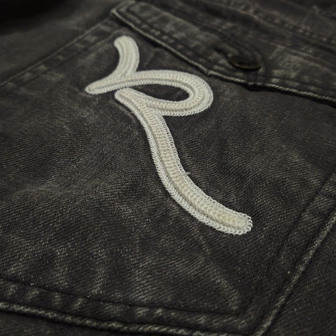 Rocawear Acid Washed Denim Shorts (Category: Shorts) located in Cebu City. Submitted by greedthrift.00 (Listing ID 1460435082, Image 3). Description: - condition: 9.8/10 - color rate: 9.8/10 - Issue: none - waistline: 36" - length: 25" - leg opening: 12" Rocawear grey denim shorts with signature 'R' logo on back pockets. Classic streetwear, perfect for casual wear..