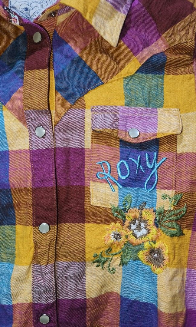 ROXY BY QUIKSILVER (Category: Longsleeves) located in Makati City. Submitted by updownthrift (Listing ID 1460463622, Image 2). Description: NO ISSUE NEED WASH.