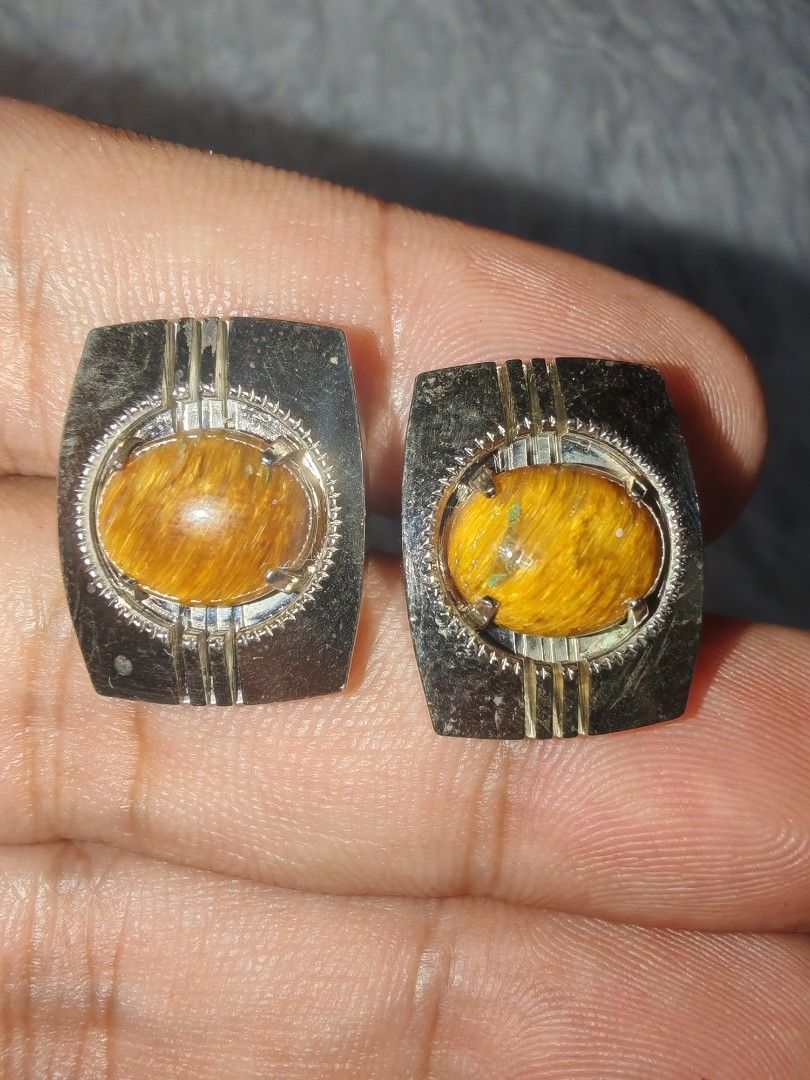 Rutilated Quartz Silvertone Cufflinks No markings In good condition 500 (Category: Cuff Links) located in Las Pinas. Submitted by zachethans (Listing ID 1460348317, Image 1). Description: Rutilated Quartz Silvertone Cufflinks No markings In good condition 500.