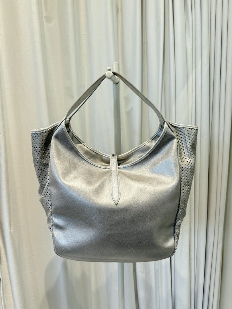 Salvatore Ferragamo Silver Tote (Category: Luxury Bags & Wallets) located in Makati City. Submitted by gensfinds (Listing ID 1460359641, Image 2). Description: .