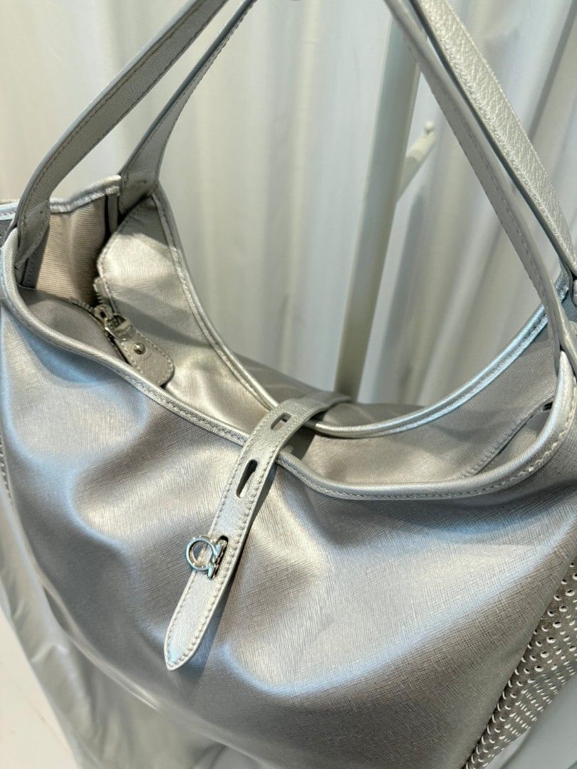 Salvatore Ferragamo Silver Tote (Category: Luxury Bags & Wallets) located in Makati City. Submitted by gensfinds (Listing ID 1460359641, Image 3). Description: .