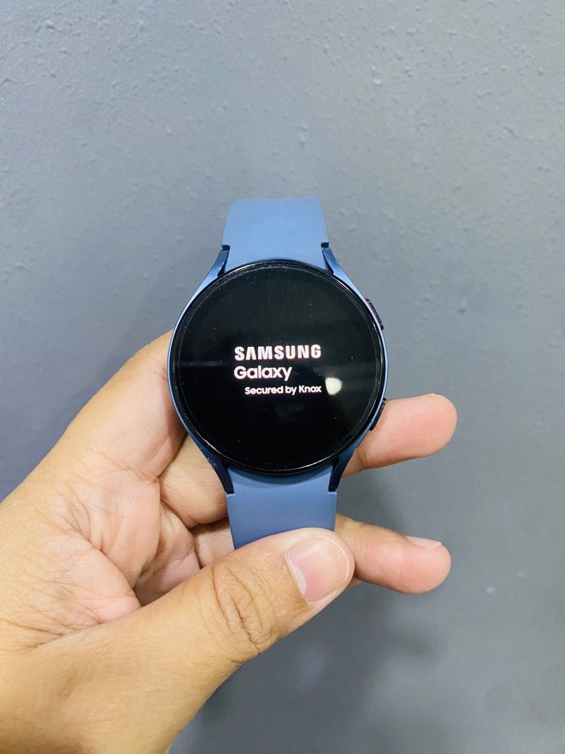 ✨Samsung Galaxy Watch5 ✨ (Category: Luxury Watches) located in Castillejos. Submitted by aprilynreyes_061123 (Listing ID 1460361251, Image 3). Description: ✅44mm ✅Sapphire blue variant ✅official magnetic wireless charging puck ⭐️ One UI Watch 6 ⭐️Wear OS / Android 14 ⭐️Security patch: August 1, 2025 ⭐️Release date ng update: October 27, 2025.
