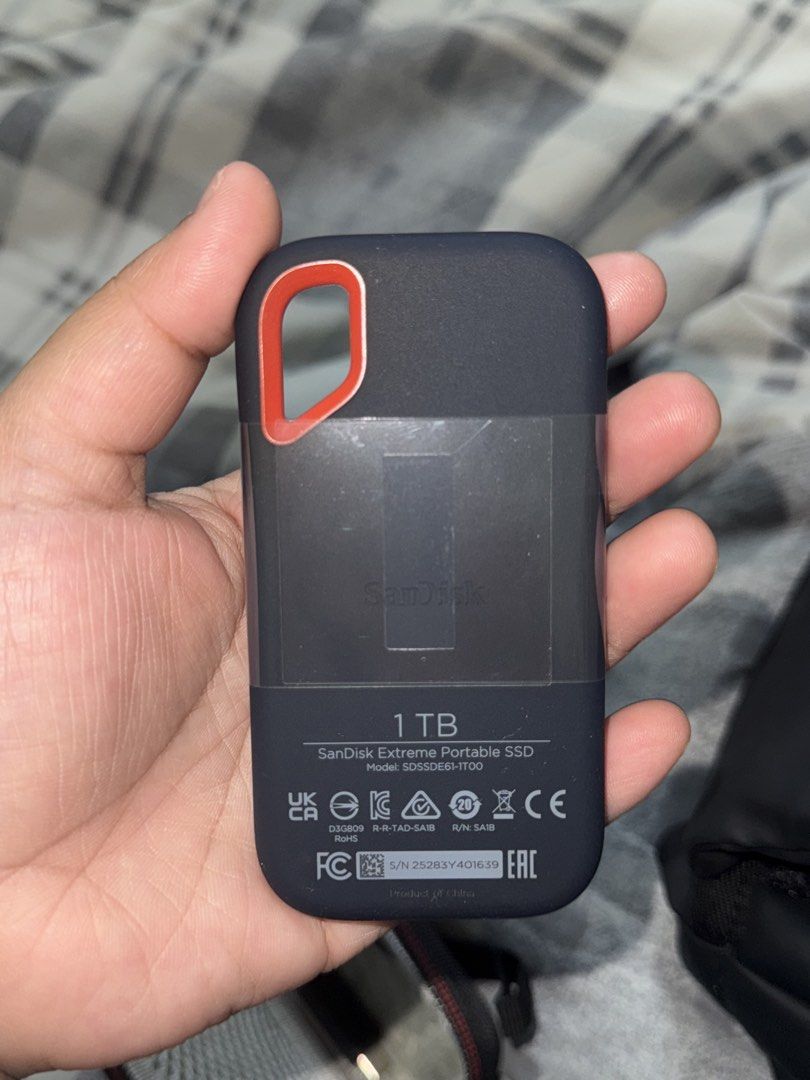 Sandisk Extreme Portable USB 3.2 SSD (1TB) (Category: Hard Disks & Thumbdrives) located in Las Pinas. Submitted by fnrdupaya (Listing ID 1460444007, Image 2). Description: Original Price - Php 13,000+ NOTE: THIS IS FOR ANDROID TYPE C, IPHONE 15, 16, AND LAPTOP TYPE C/USB-A Full Specifications Interface: USB 3.2 Gen 2 Connector: USB-C Compatibility: USB 3.2 Gen 2 (10Gb/s), USB 3.0, USB 2.0 Dimensions (L x W x H): 8.95mm x 52.42mm x 100.54mm Inclus