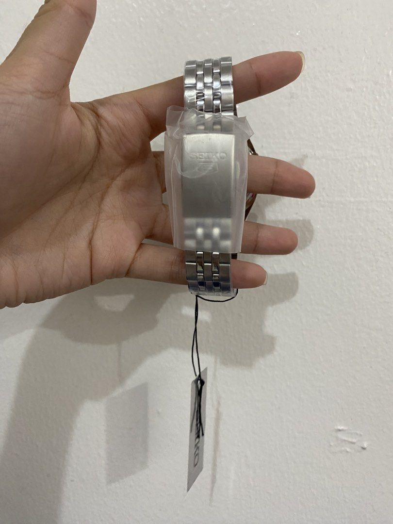 Seiko 5 Automatic 21 Jewels Black Dial (Category: Women's Watches) located in Quezon City. Submitted by pessimisticoptimistbella (Listing ID 1459839805, Image 3). Description: Never been used ❗️ Model: Seiko SNKL23KI Inclusions: Original box and 2-year warranty card Rfs: Not my preferred color (I’m warm tone).