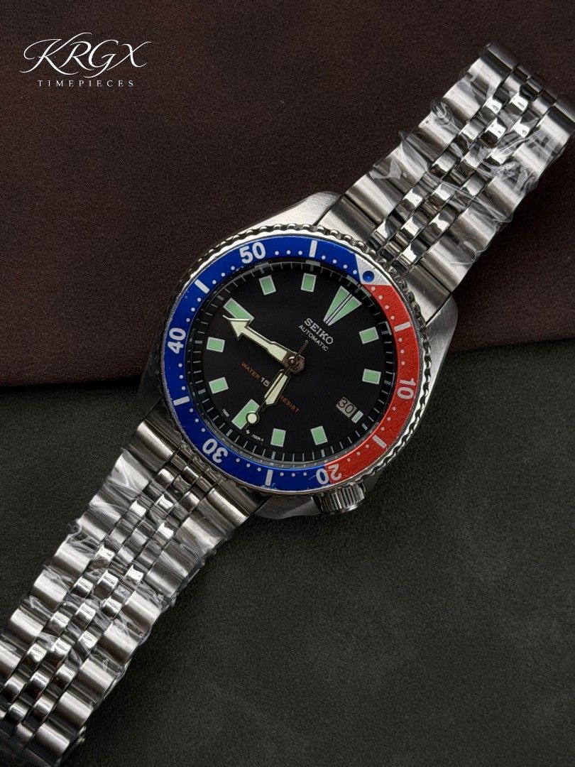Seiko 5 Large "Pepsi" Divers (Category: Men's Watches) located in Manila. Submitted by kyle_anton11 (Listing ID 1460433120, Image 2). Description: Seiko 5 Large "Pepsi" Divers Fresh look, retro vibes. Up for grabs is this beautiful Seiko Automatic watch with the iconic red and blue "Pepsi" bezel.💙❤️ ✔️ Movement: 7002 Automatic ✔️ Case Size: Approx. 42mm ✔️Approx. 8 inch wrist size ✔️ AM Bracelet ✔️ Newly serviced ✔️ Newly polished 📦 Inclusions: