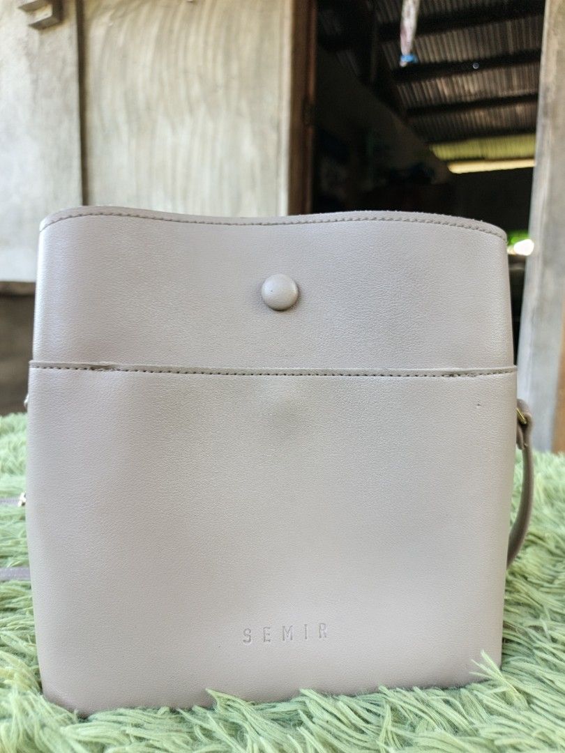 Semir sling bag (Category: Cross-body Bags) located in Manila. Submitted by ukay-ukaybylyn (Listing ID 1460307846, Image 1). Description: excellent condition💯 medium size kasya long wallet kung patibayan lang ilalaban ko toh kahit ipang hampas mo pa 😆bag ko rin toh need ko na magbawas masyado ng madami bag ko😂.