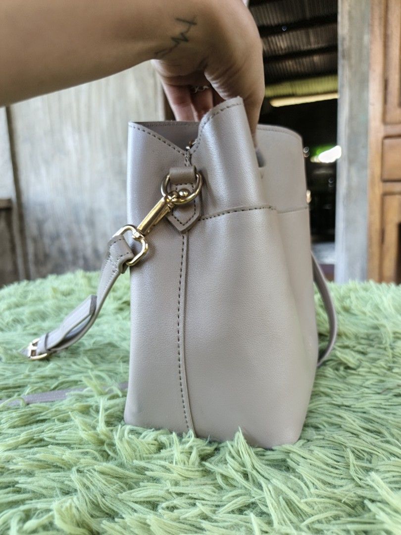 Semir sling bag (Category: Cross-body Bags) located in Manila. Submitted by ukay-ukaybylyn (Listing ID 1460307846, Image 3). Description: excellent condition💯 medium size kasya long wallet kung patibayan lang ilalaban ko toh kahit ipang hampas mo pa 😆bag ko rin toh need ko na magbawas masyado ng madami bag ko😂.