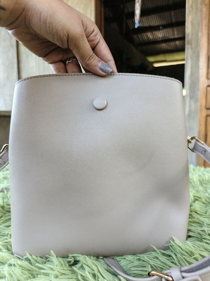 Semir sling bag (Category: Cross-body Bags) located in Manila. Submitted by ukay-ukaybylyn (Listing ID 1460307846, Image 2). Description: excellent condition💯 medium size kasya long wallet kung patibayan lang ilalaban ko toh kahit ipang hampas mo pa 😆bag ko rin toh need ko na magbawas masyado ng madami bag ko😂.