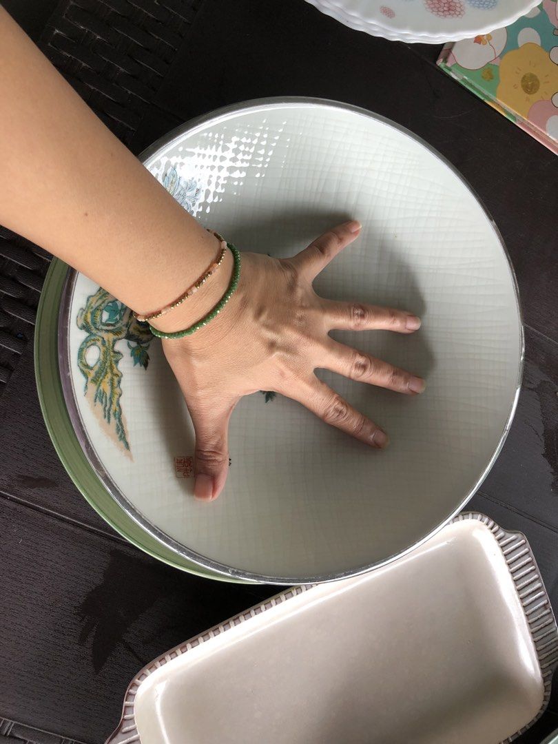 Serving plate (Category: Dinnerware & Cutlery) located in Manila. Submitted by realpagkat02199 (Listing ID 1460310418, Image 3). Description: Made in japan Mga malalim pang serving pede lagayan ng ulam or kanin Yung isang plate big plate yun free lang kse my chip sa ilalim pero konti lang.