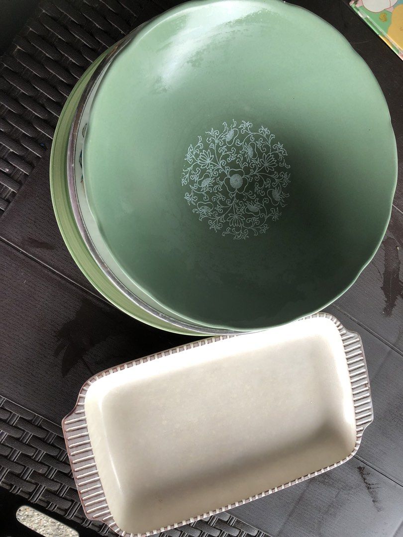 Serving plate (Category: Dinnerware & Cutlery) located in Manila. Submitted by realpagkat02199 (Listing ID 1460310418, Image 1). Description: Made in japan Mga malalim pang serving pede lagayan ng ulam or kanin Yung isang plate big plate yun free lang kse my chip sa ilalim pero konti lang.