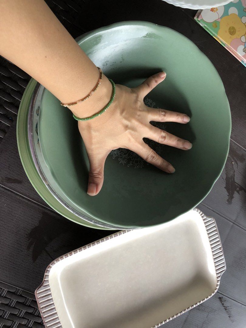 Serving plate (Category: Dinnerware & Cutlery) located in Manila. Submitted by realpagkat02199 (Listing ID 1460310418, Image 2). Description: Made in japan Mga malalim pang serving pede lagayan ng ulam or kanin Yung isang plate big plate yun free lang kse my chip sa ilalim pero konti lang.