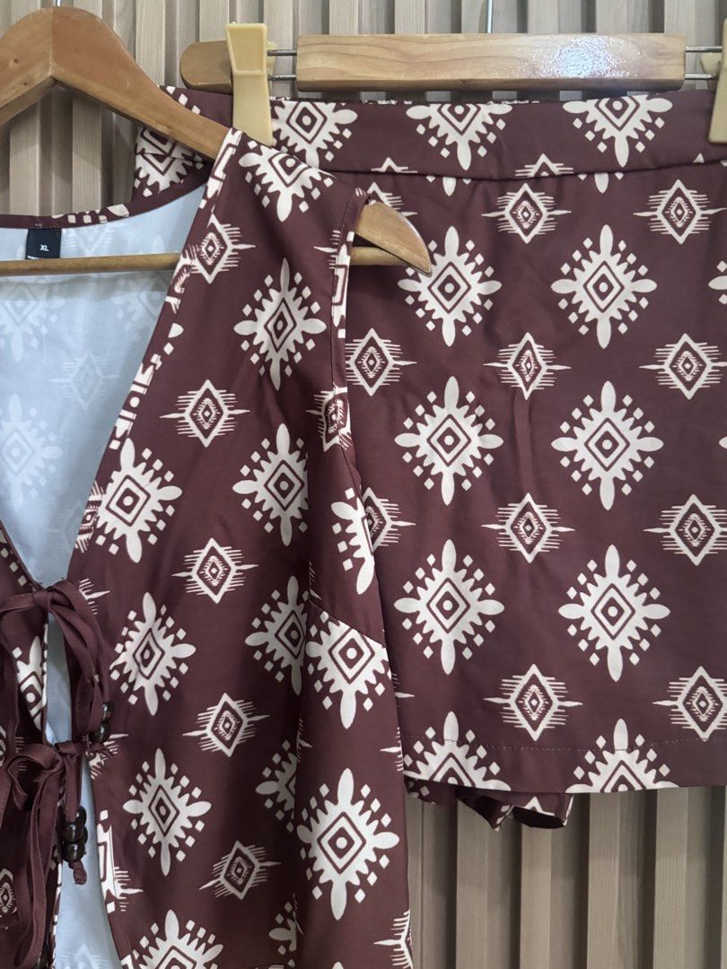Shein vintage style print (Category: Sets or Coordinates) located in Bayombong. Submitted by akmayo (Listing ID 1460308293, Image 3). Description: .
