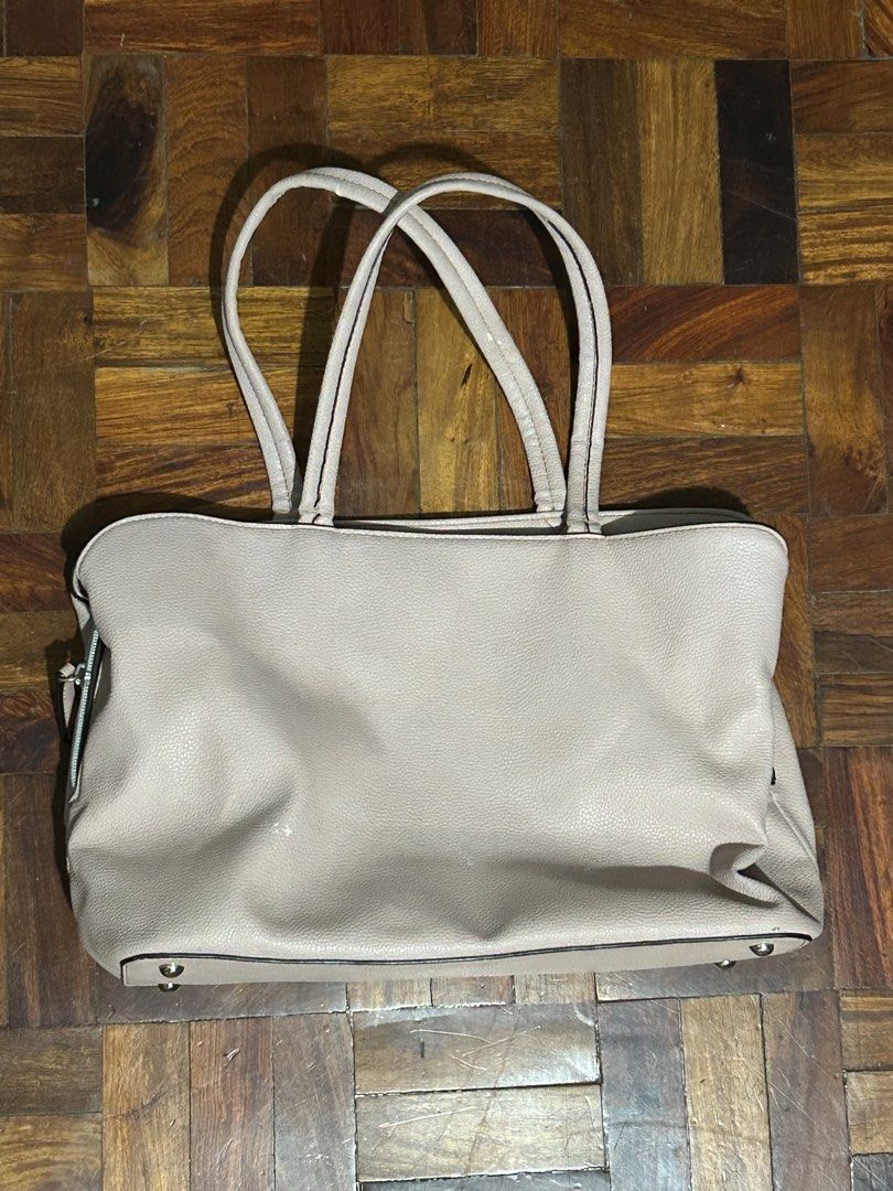 Short Strap Pink Tote Office Bag Two Compartments Inside (Category: Shoulder Bags) located in Cavite. Submitted by apricity.aes (Listing ID 1460395947, Image 1). Description: ۶ৎ bought it online ۶ৎ no Brand ۶ৎ pink (slight color difference sa photo but is more pink in person) ۶ৎ slight issues with its paint ۶ৎ no issues inside ۶ৎ these are pre loved so please manage expectations ۶ৎ color may slight be different due to the lighting of the room and