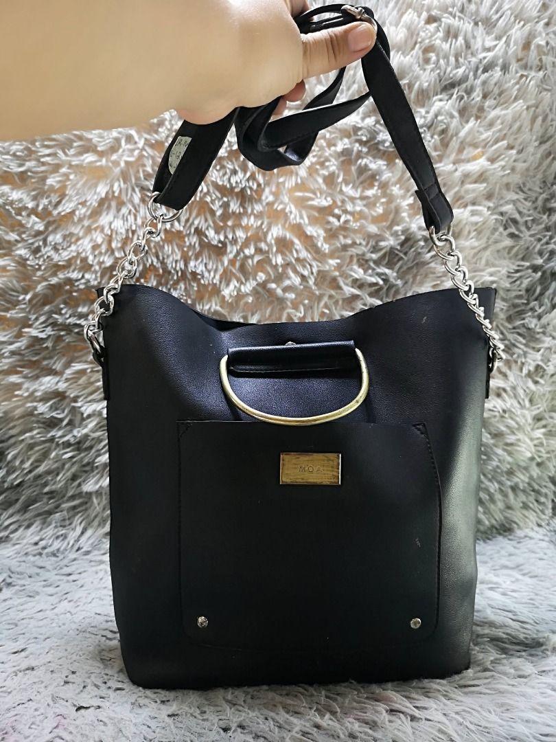 Silver Tone Snap Closure Bucket Crossbody Bag (Category: Cross-body Bags) located in Santa Cruz. Submitted by jmy_surplus.2 (Listing ID 1460452037, Image 3). Description: Size ; L - 12 W - 14.4 Color ; Black Type ; Crossbody Bag Brand ; No brand Material ; Leather Style ; Black leather Bucket Crossbody Bag LR 169 JMY 5 Batch #218.
