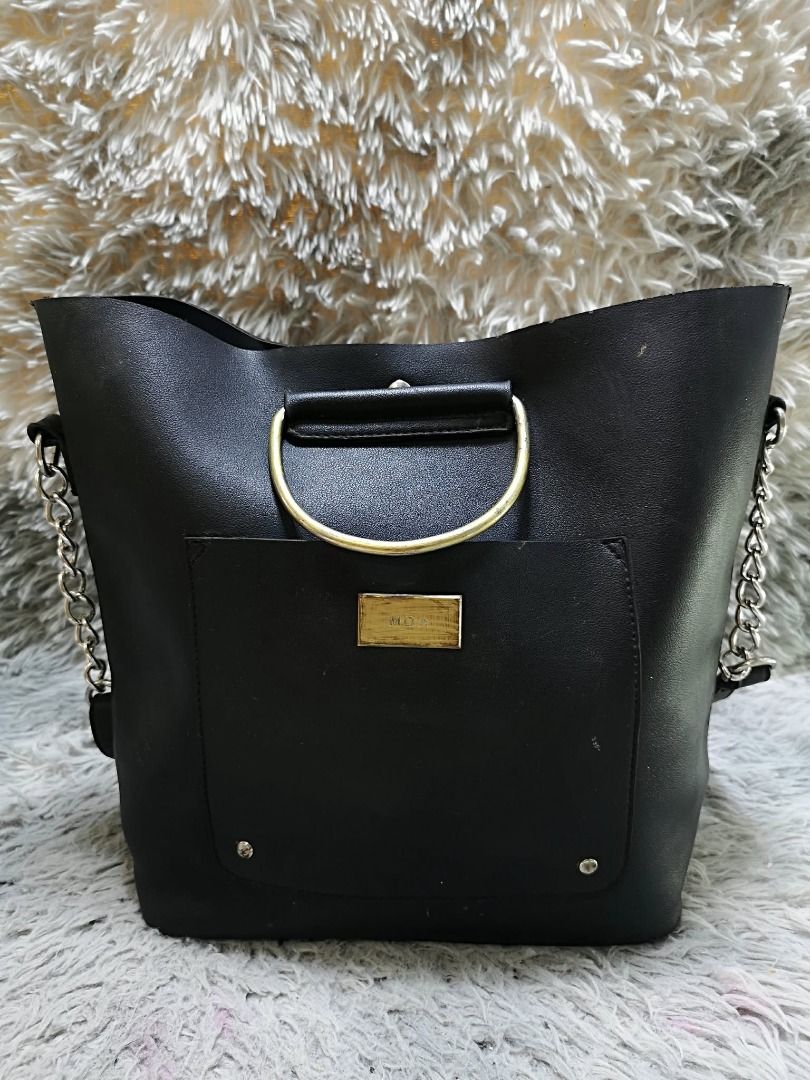 Silver Tone Snap Closure Bucket Crossbody Bag (Category: Cross-body Bags) located in Santa Cruz. Submitted by jmy_surplus.2 (Listing ID 1460452037, Image 1). Description: Size ; L - 12 W - 14.4 Color ; Black Type ; Crossbody Bag Brand ; No brand Material ; Leather Style ; Black leather Bucket Crossbody Bag LR 169 JMY 5 Batch #218.