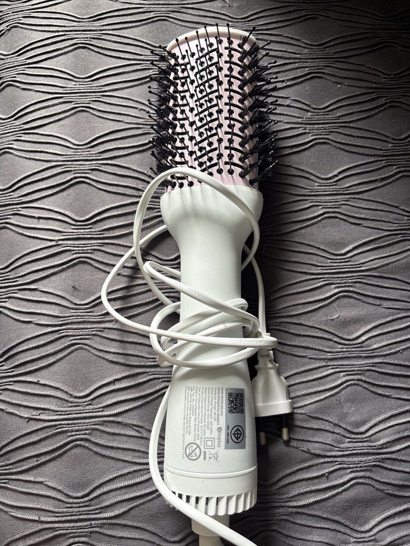 Simplus hair brush dryer (Category: Hair) located in Manila. Submitted by jenii_collective (Listing ID 1460324298, Image 2). Description: Used once No box No issue Negotiable sa sure buyer 📍Manila 🚚 Jnt or lalamove 💰 Gcash.