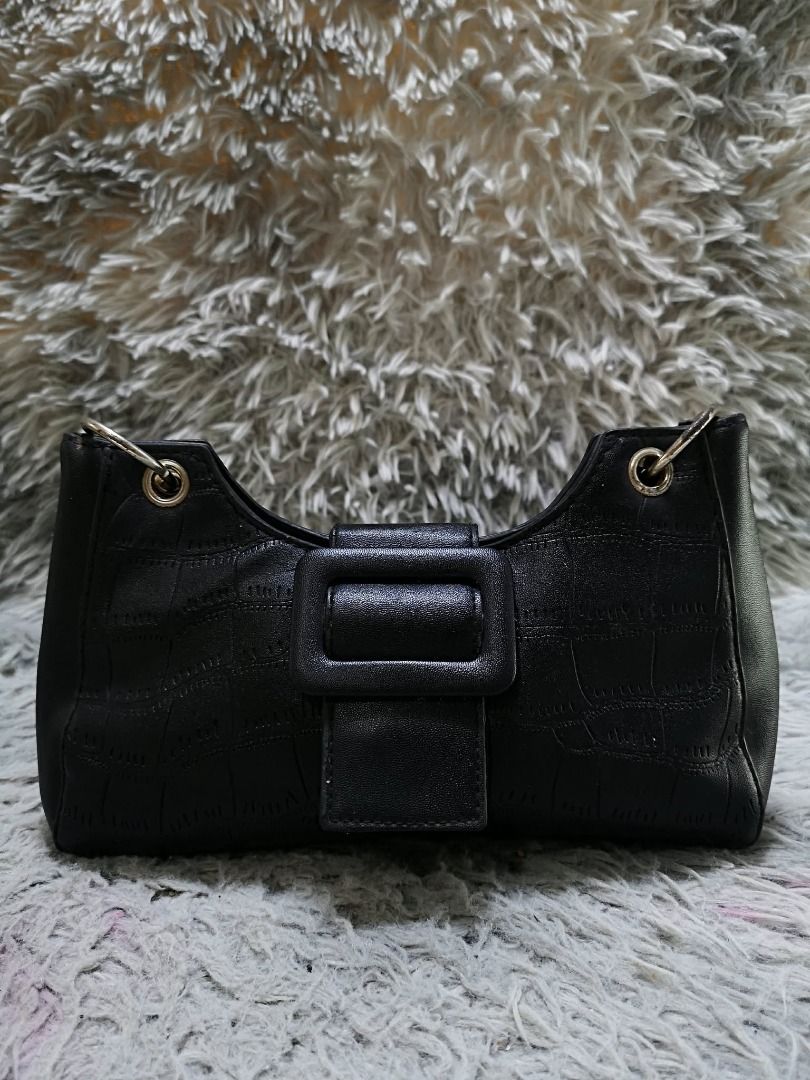 Sleek Black Shoulder Bag (Category: Shoulder Bags) located in Santa Cruz. Submitted by jmy_surplus.2 (Listing ID 1460452572, Image 2). Description: Size ; L - 7 W - 10.5 Color ; Black Type ; Shoulder Bag Brand ; No brand Material ; Leather Style ; Black Snap Closure Shoulder bag LR 169 JMY 5 Batch #218.