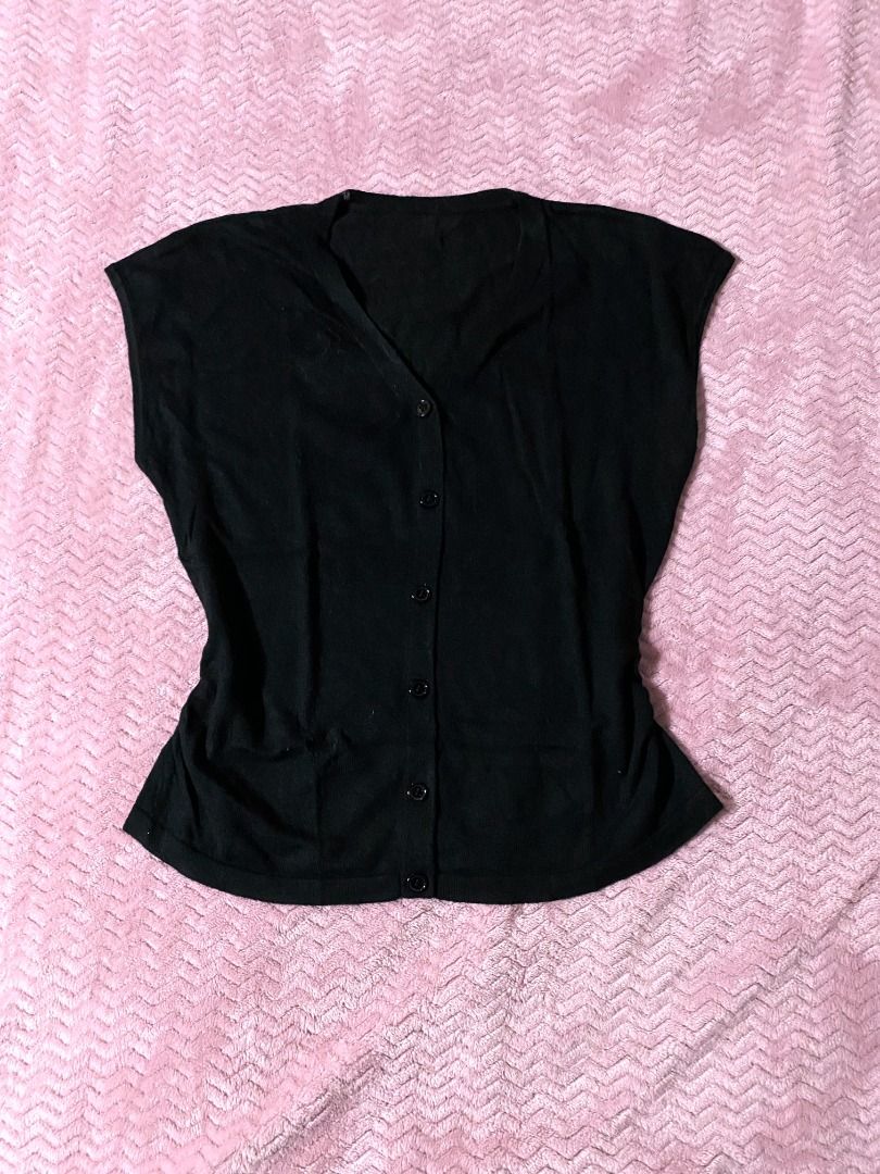 Sleeveless Buttondown knitted top (Category: Blouses) located in Manila. Submitted by diorellecoeur_xxx02 (Listing ID 1460495796, Image 1). Description: Pwede sya as vest. Small up to medium. Makapal pag ka knitted.
