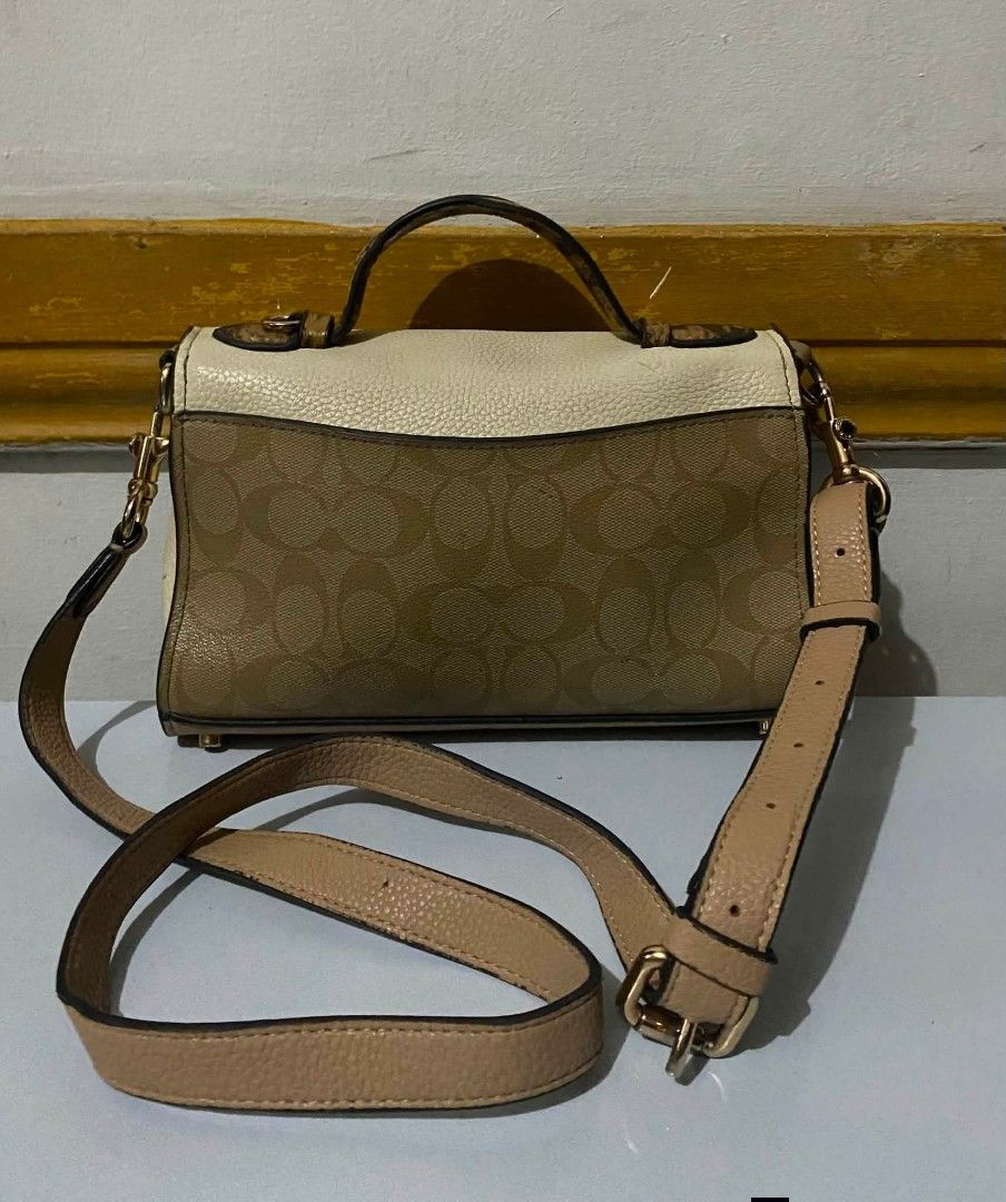 Sling Bag (Category: Cross-body Bags) located in Manila. Submitted by glaiza02 (Listing ID 1460306125, Image 2). Description: .