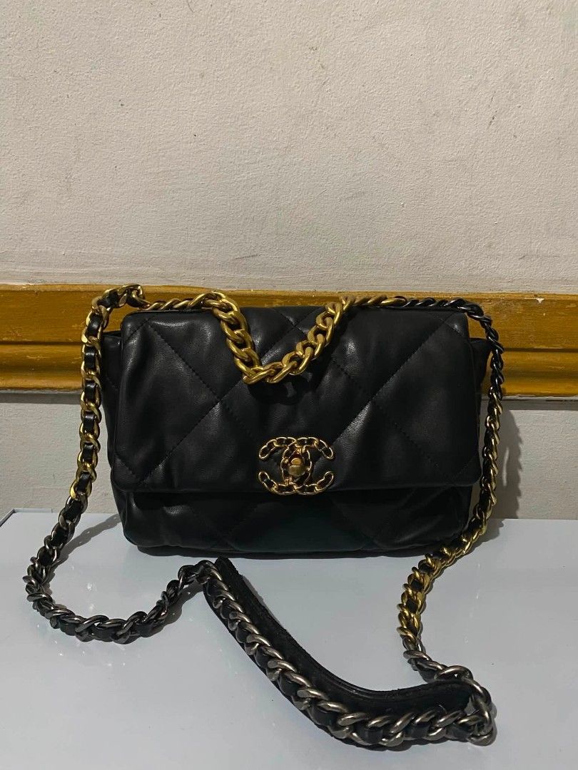 Sling bag (Category: Cross-body Bags) located in Manila. Submitted by glaiza02 (Listing ID 1460306208, Image 1). Description: .