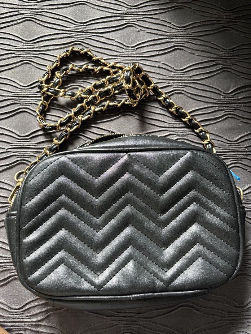 Sling bag (Category: Cross-body Bags) located in Manila. Submitted by jenii_collective (Listing ID 1460322074, Image 2). Description: Bought it from Japan No issue Never been used 📍Manila 🚚 Jnt or Lalamove 💰Gcash.