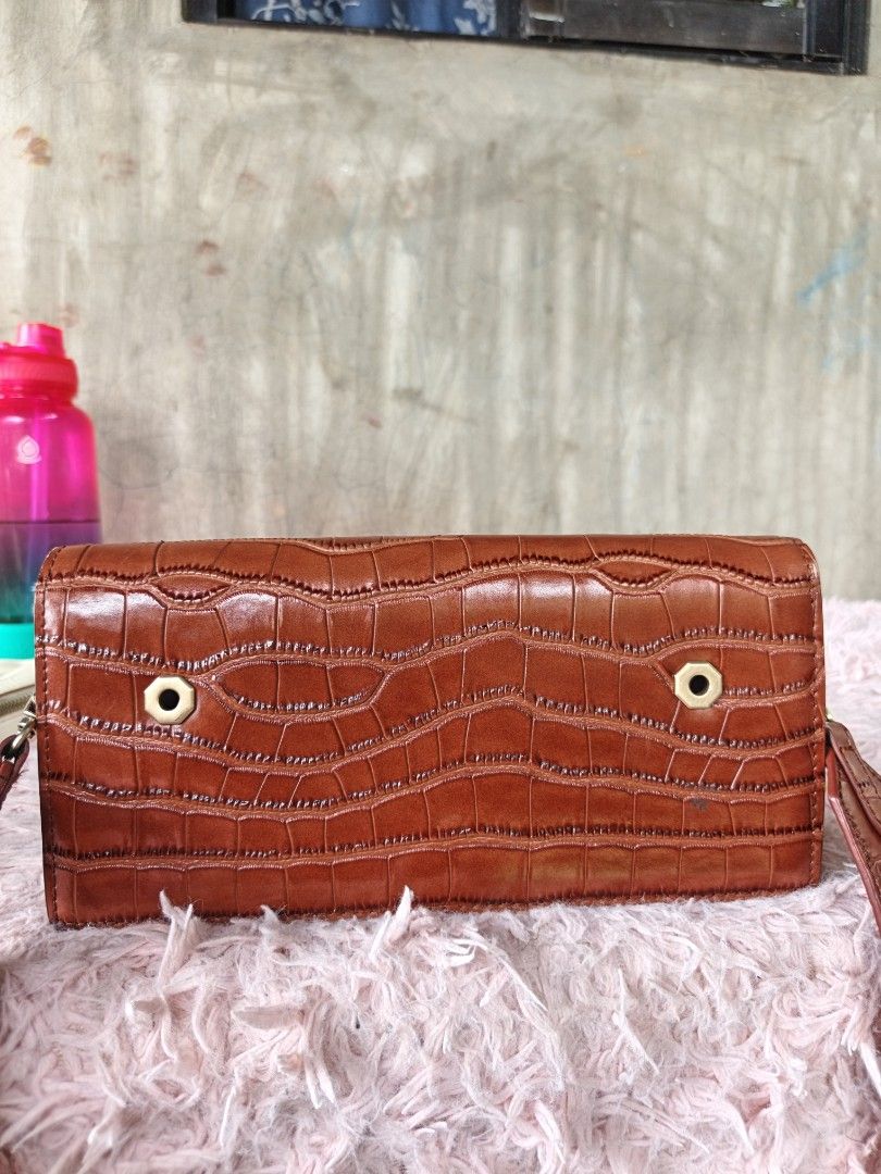 Sling bag (Category: Cross-body Bags) located in Manila. Submitted by ukay-ukaybylyn (Listing ID 1460325339, Image 2). Description: good condition💯 kasya long wallet kasi pahaba sya malapad din ang strap.