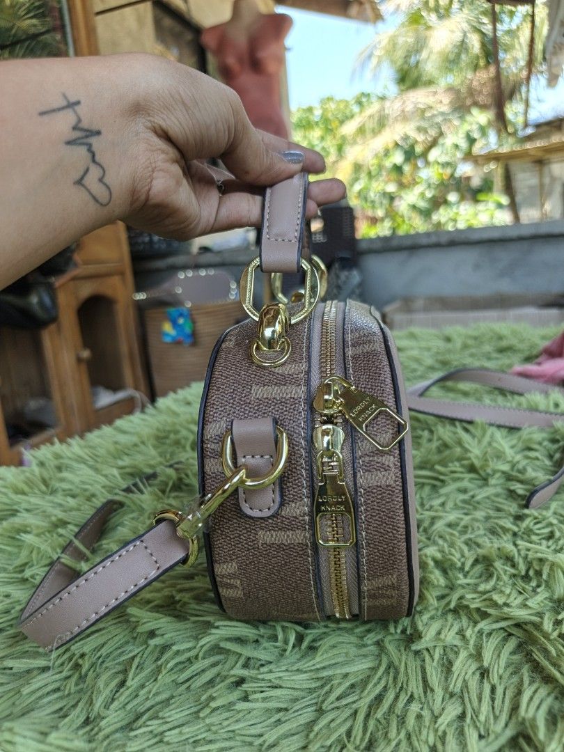 Sling bag for women (Category: Cross-body Bags) located in Manila. Submitted by ukay-ukaybylyn (Listing ID 1460307095, Image 3). Description: good as new 💯 kasya phone and adjustable strap.