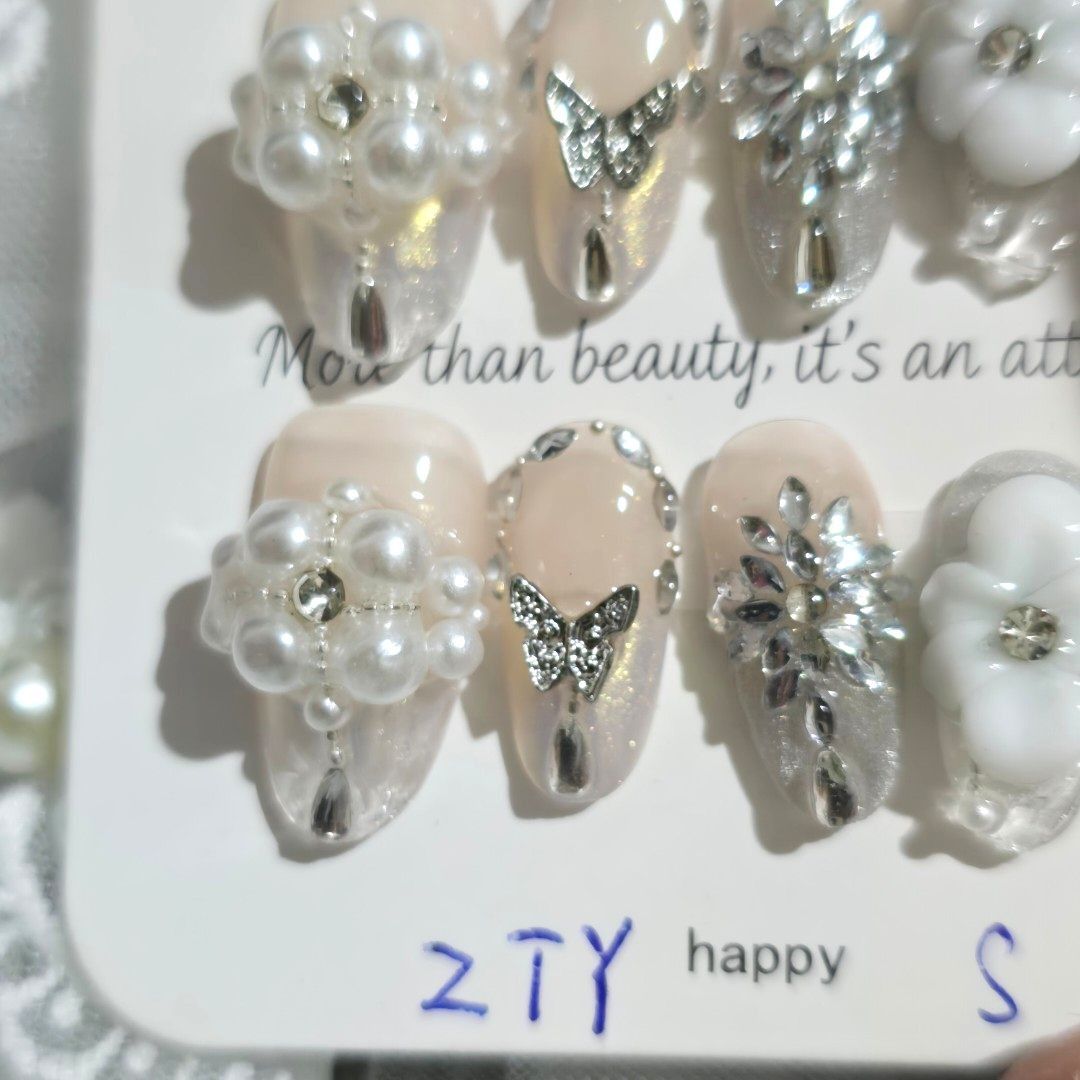 Small Mid Oval 3D Pearl & Rhinestone Press-On Nails Set (Category: Hands & Nails) located in Makati City. Submitted by jangmiscloset (Listing ID 1460321149, Image 2). Description: Double the glam, get a bonus! Buy any 2 sets (₱200 and up ) and receive a ₱100 nail set FREE. Mix & match your faves and enjoy more styles without spending extra ✨ Beautifully crafted press-on nails - Intricate pearl and rhinestone embellishments - Includes adhesive tab