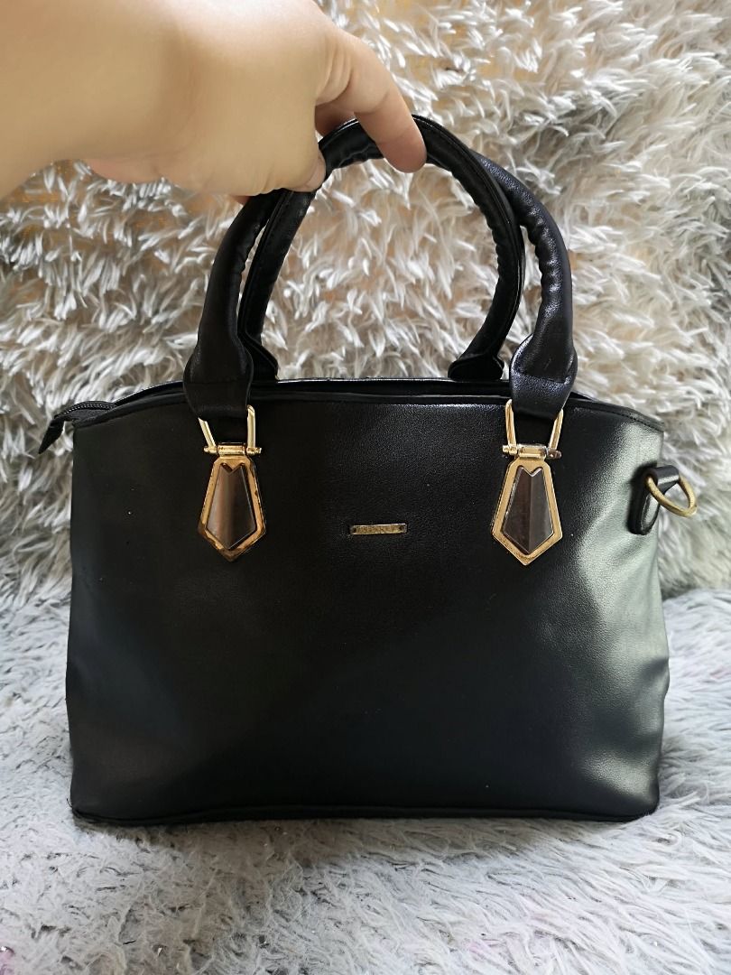 Smooth Black Leather Hand Bag (Category: Purses & Pouches) located in Santa Cruz. Submitted by jmy_surplus.2 (Listing ID 1460456700, Image 1). Description: Size ; L - 9.3 W - 14.2 Color ; Black Type ; Hand bag Brand ; No brand Material ; Leather Style ; Black leather Hand bag LR 173 JMY 5 Batch #218.