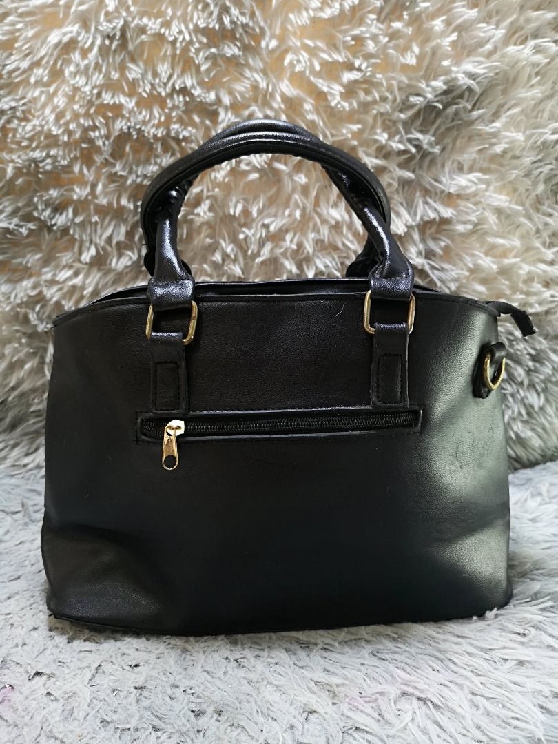Smooth Black Leather Hand Bag (Category: Purses & Pouches) located in Santa Cruz. Submitted by jmy_surplus.2 (Listing ID 1460456700, Image 3). Description: Size ; L - 9.3 W - 14.2 Color ; Black Type ; Hand bag Brand ; No brand Material ; Leather Style ; Black leather Hand bag LR 173 JMY 5 Batch #218.