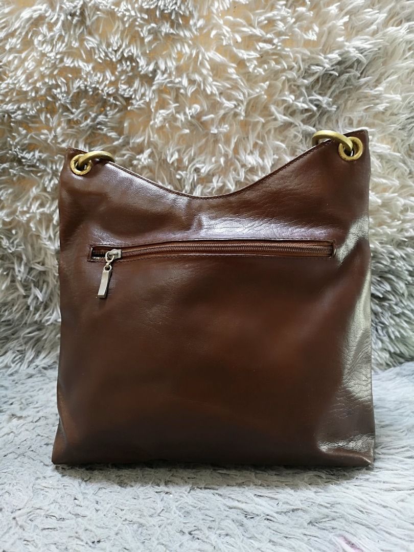 Smooth Choco Brown Leather Hobo Bag (Category: Shoulder Bags) located in Santa Cruz. Submitted by jmy_surplus.2 (Listing ID 1460458754, Image 2). Description: Size ; L - 11 W - 11.2 Color ; Choco brown Type ; Hobo bag Brand ; No brand Material ; Leather Style ; Smooth Leather Zipper Closure Hobo bag LR 173 JMY 5 Batch #218.