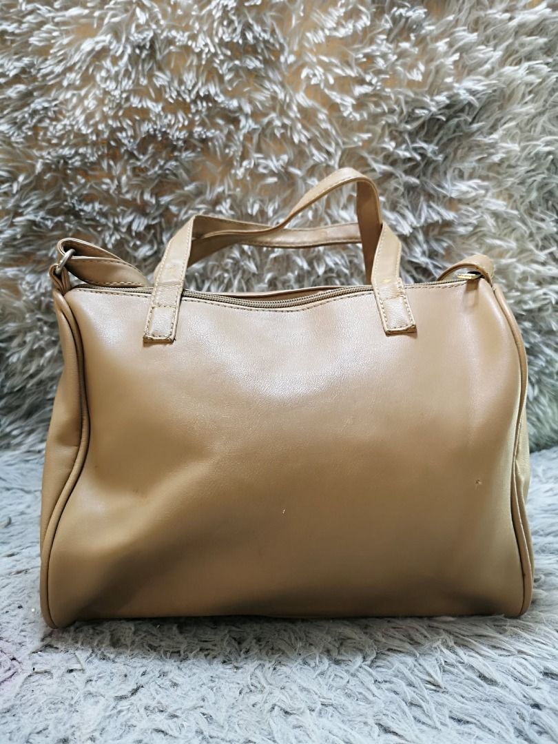 Smooth Dark Beige Leather Hand & Sling Bag (Category: Cross-body Bags) located in Santa Cruz. Submitted by jmy_surplus.2 (Listing ID 1460457144, Image 1). Description: Size ; L - 9 W - 11 Color ; Dark beige Type ; Hand & Sling Bag Brand ; No Brand Material ; Leather Style ; Dark Beige Leather Zipper Closure Hand & Sling Bag LR 173 JMY 5 Batch #218.