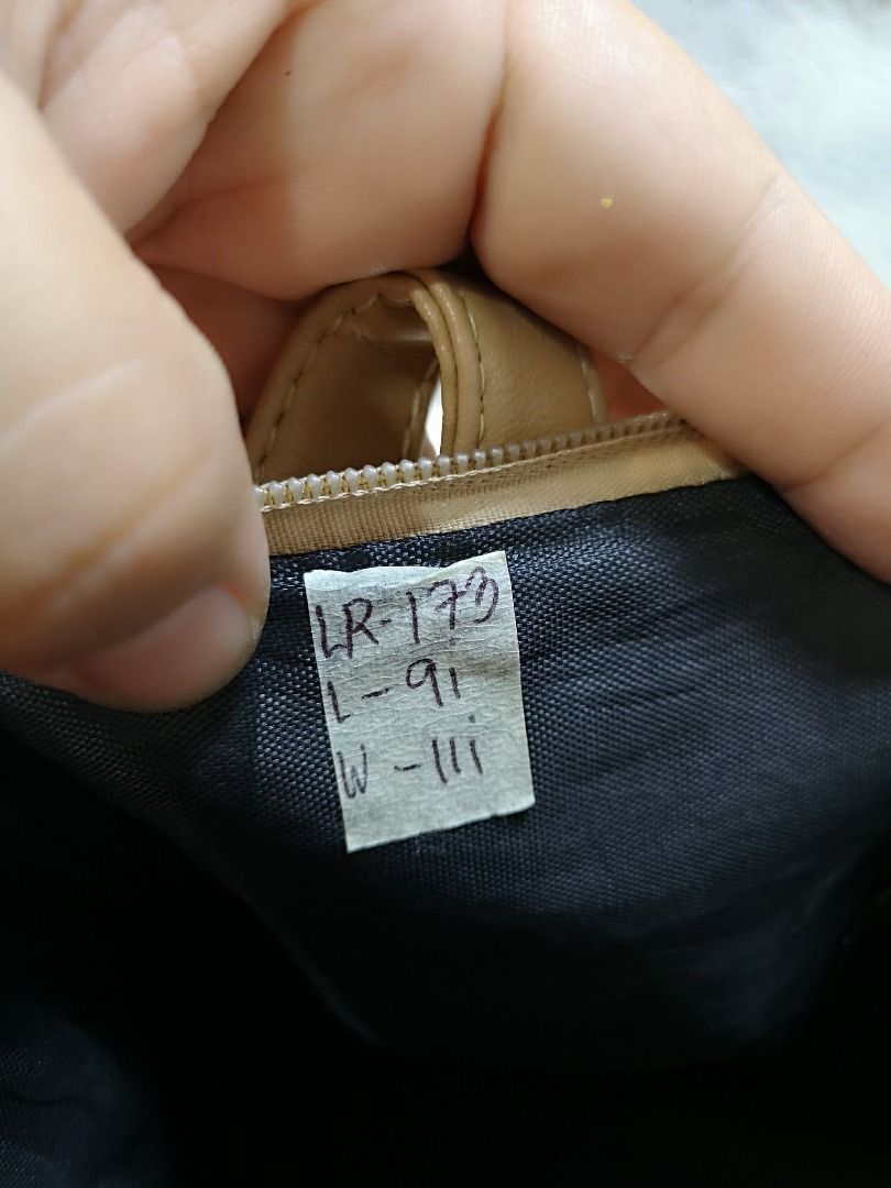 Smooth Dark Beige Leather Hand & Sling Bag (Category: Cross-body Bags) located in Santa Cruz. Submitted by jmy_surplus.2 (Listing ID 1460457144, Image 2). Description: Size ; L - 9 W - 11 Color ; Dark beige Type ; Hand & Sling Bag Brand ; No Brand Material ; Leather Style ; Dark Beige Leather Zipper Closure Hand & Sling Bag LR 173 JMY 5 Batch #218.