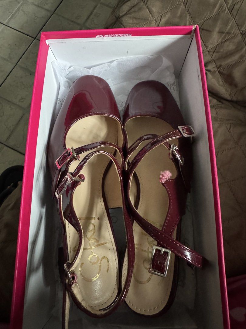 Sofab Jaliyah Flat Ballerinas/Heels (Category: Flats & Sandals) located in Mandaluyong City. Submitted by mkljul (Listing ID 1460385179, Image 2). Description: Please check all the photos for the shoe’s condition and visible defects. All flaws are shown in the pictures for transparency. 🫶🏻 For sizing, please refer to the SOFAB size guide/measurement shown in the last photo..