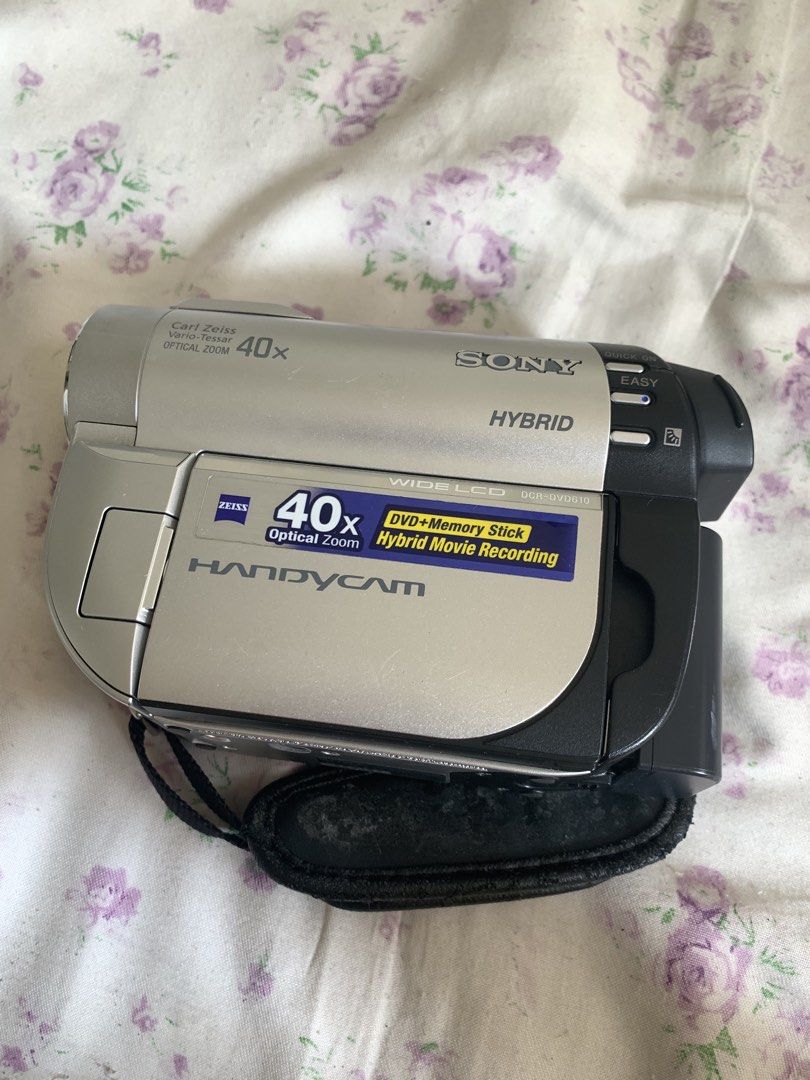 SONY | DIGICAM ₱2500 (Category: Video Cameras) located in Taguig. Submitted by oeyoo (Listing ID 1460337129, Image 1). Description: Camera / Video Recorder Complete original charger and original battery Tambak lang Minor issue sa screen pero hindi nakaka affect sa video or photo - No sample photo or video (tinamad na mag operate).