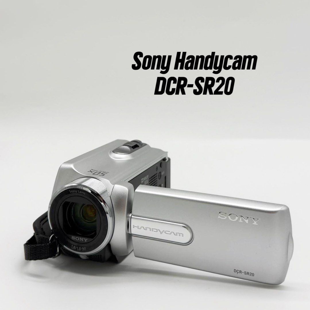 Sony Handycam DCR-SR20 復古 vintage 索尼 dv 攝錄機 禮物 kpop 日系 （分類：攝錄機）位於 Hong Kong。 由 harunaru_store 提交（商品編號 1460473468，圖片 1）。簡介： - 日系夢核感打造🫧極輕巧 Sony Handycam DCR-SR20 所有貨品實圖均為店主拍攝✨ Rank A（輕量使用痕跡） basic functions tested & checked 操作100%正常 ⚡️2010年產，已停產 🗯SR系列唔洗多介紹啦🤣 Sony DV界嘅神級系列，出名靚色tone，鏡頭靚👍🏻 超級氛圍感打造🤓 💫 最高80萬靜態拍攝畫質像素，50倍光學變焦鏡頭 💡 採用蔡司鏡頭，採用高感光ccd元件！ 日劇光就係咁嚟😎 同埋影人嘅膚色特別通透，好有質感😭 🥳最正係本身部機已經內置80gb!!! 可錄製長達61小時嘅LP影片！真係任影唔嬲🤣 包含：機身、電池、充電器、數據線、跟機手帶 ✅ 可反