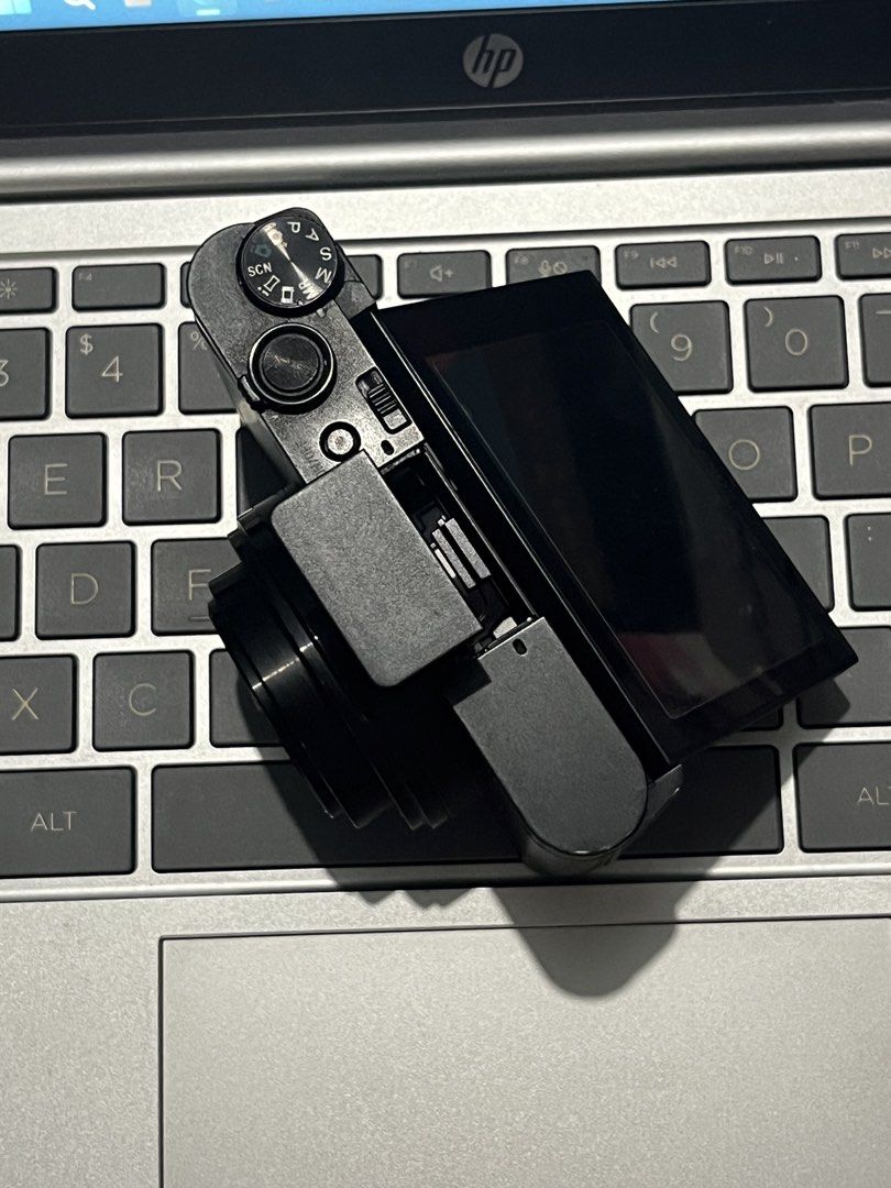 Sony WX500 (Category: Cameras) located in Manila. Submitted by milamartina123 (Listing ID 1460384206, Image 2). Description: sony wx500 flip screen with pop-up flash for repair! inclusions : battery, charger, camera pouch, strap and unit itself issues: lens error, screen vignette with minor deadpixel and minor cracks since nabagsak note: • nag inquire ako sa quiapo and 2800 parepair niya, kayo nalang magparepair since wala na me budget for repair