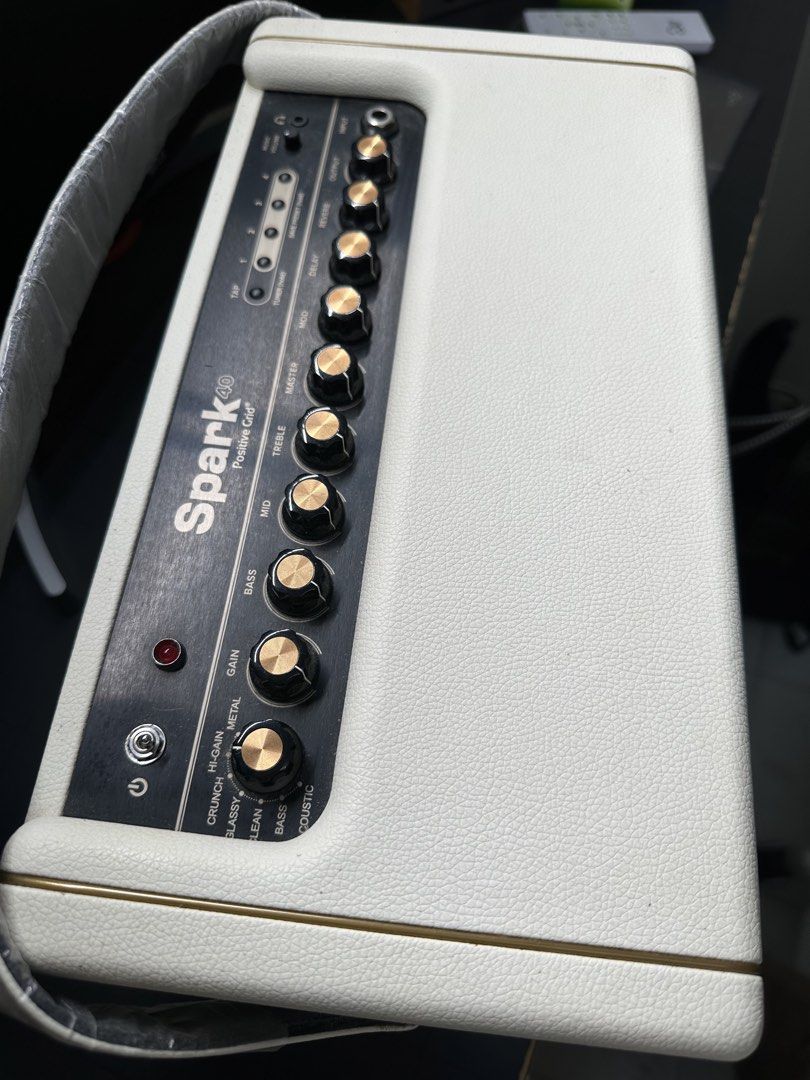 Spark 40 Positive Grid 白色 結他amplifier （分類：樂器配件）位於 Hong Kong。 由 mtstyles 提交（商品編號 1460397266，圖片 3）。簡介： Spark 40 Positive Grid 白色 結他amplifier 100%功能正常使用，保存良好 手機裝Spark apps可以輕鬆設定各種音色 因要換amp所以平放出售 盡量將軍澳線交收。