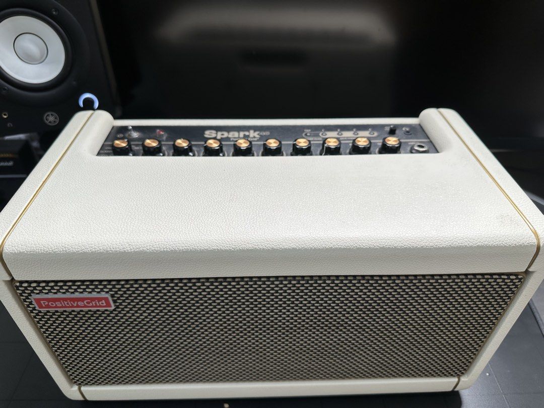 Spark 40 Positive Grid 白色 結他amplifier （分類：樂器配件）位於 Hong Kong。 由 mtstyles 提交（商品編號 1460397266，圖片 1）。簡介： Spark 40 Positive Grid 白色 結他amplifier 100%功能正常使用，保存良好 手機裝Spark apps可以輕鬆設定各種音色 因要換amp所以平放出售 盡量將軍澳線交收。