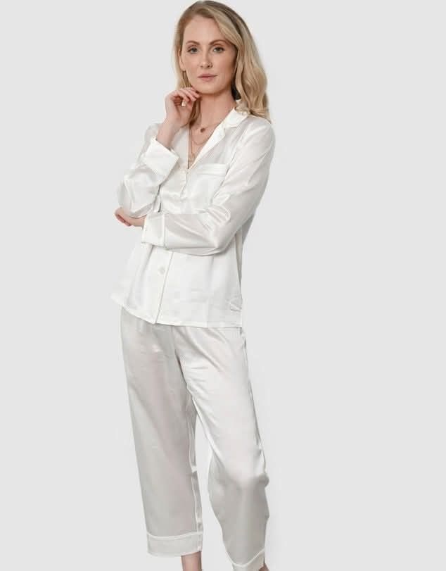 Splash intimates UAE brand white 2pc pajama fits S-M (Category: Undergarments & Loungewear) located in Mandaluyong City. Submitted by splash_intimates.ph (Listing ID 1460413103, Image 1). Description: .