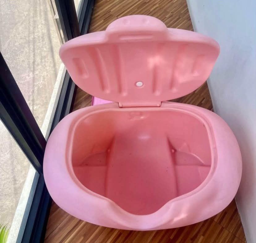 Step2 Pink Pig Toy Box (Category: Kids Wardrobes & Storage) located in Valenzuela. Submitted by cherrysan_911 (Listing ID 1460431261, Image 2). Description: vintage Step2 Pink Pig Toy Box storage chest made of molded plastic.