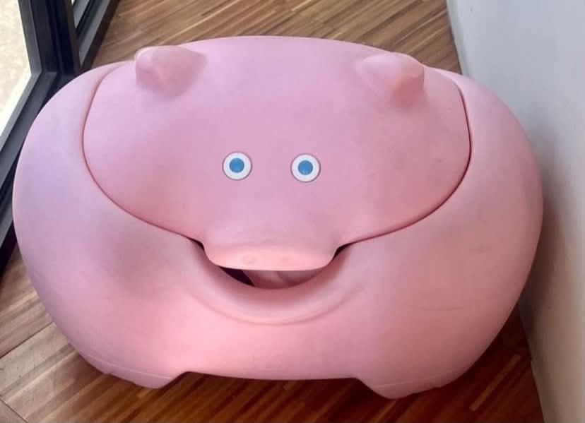 Step2 Pink Pig Toy Box (Category: Kids Wardrobes & Storage) located in Valenzuela. Submitted by cherrysan_911 (Listing ID 1460431261, Image 1). Description: vintage Step2 Pink Pig Toy Box storage chest made of molded plastic.