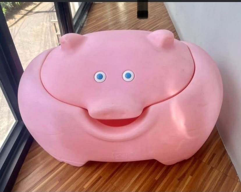 Step2 Pink Pig Toy Box (Category: Kids Wardrobes & Storage) located in Valenzuela. Submitted by cherrysan_911 (Listing ID 1460431261, Image 3). Description: vintage Step2 Pink Pig Toy Box storage chest made of molded plastic.