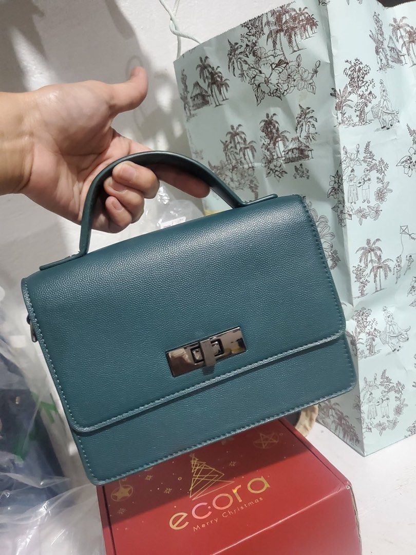 Steve Madden (Category: Cross-body Bags) located in Ilagan. Submitted by shopgrab (Listing ID 1460432922, Image 1). Description: original.