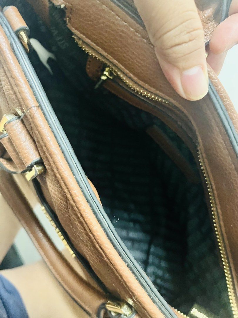 Steve Madden Quilted Brown Handbag (Category: Luxury Bags & Wallets) located in Manila. Submitted by vineshrubs75 (Listing ID 1460323667, Image 3). Description: - Authentic Steve Madden brown quilted handbag - Front pocket for easy access - Secure zip-top closure - Spacious interior to fit your essentials - Elegant gold hardware details - Give this beautiful bag a new home!.