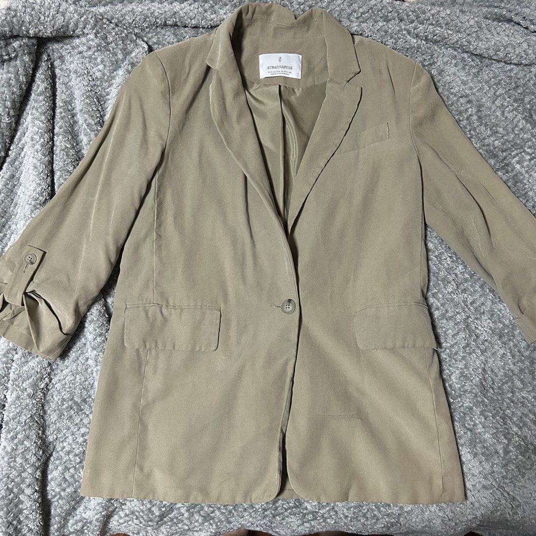 Stradivarius Army Green Jacket Blazer (Category: Coats, Jackets and Outerwear) located in San Juan City. Submitted by e_declutters2019 (Listing ID 1460481140, Image 1). Description: • great condition • size XS but also fits S frames .