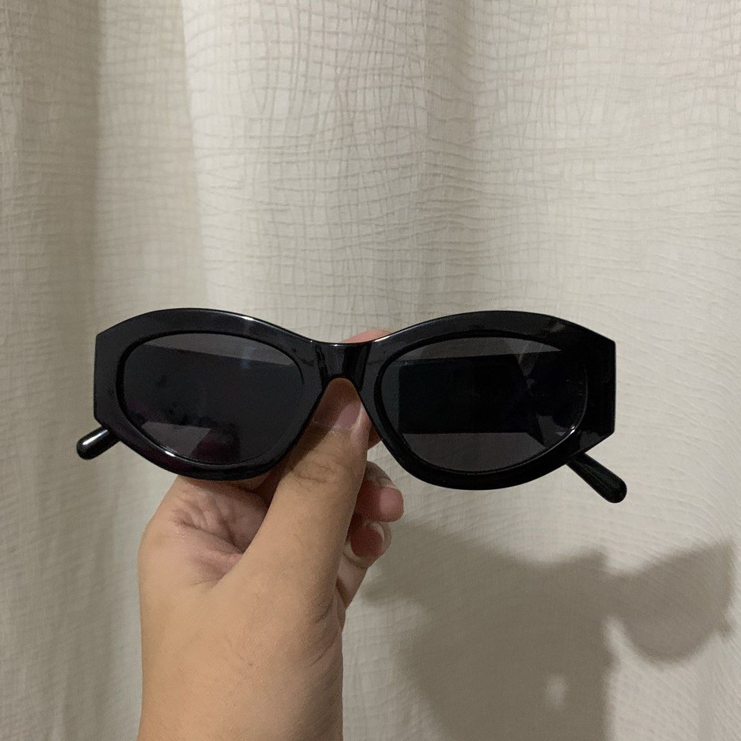 Sunnies Alba (Black) (Category: Sunglasses & Eyewear) located in Manila. Submitted by eyaiieesells (Listing ID 1460491012, Image 2). Description: - Chunky Rounded Cateye Frame - Used Once Only.